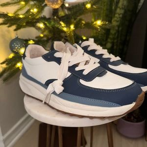 White/Blue CUSHIONAIRE Women's Score lace up Sneaker +Comfort Foam